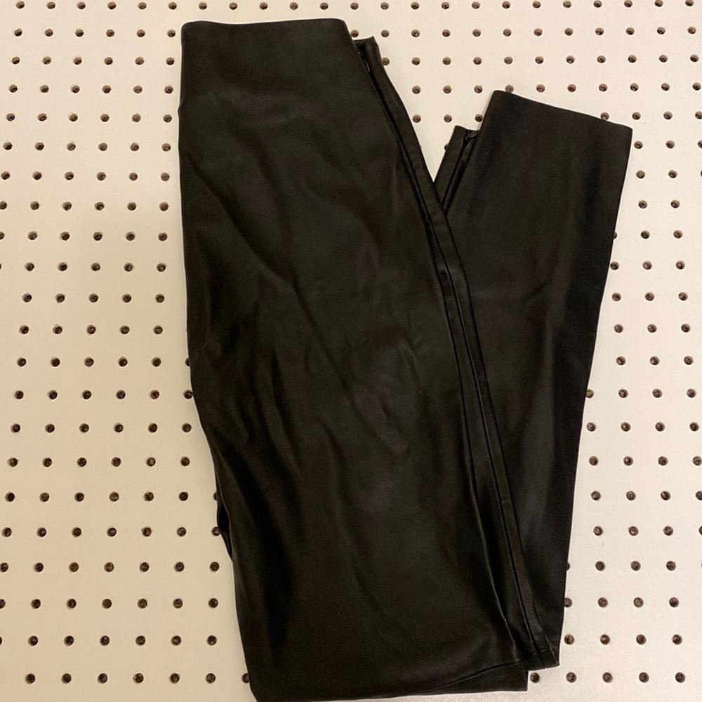 ZARA FUAX LEATHER BLACK PANT. SMALL.